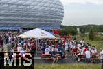 09.07.2024, Fussball UEFA EURO 2024, Halbfinale, Spanien - Frankreich, in der Mnchner-Fussball-Arena. Reger Andrang auf der Esplanade am Eingangsbereich. 
