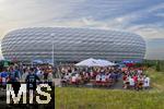 09.07.2024, Fussball UEFA EURO 2024, Halbfinale, Spanien - Frankreich, in der Mnchner-Fussball-Arena. Reger Andrang auf der Esplanade, auch die Bierbnke der Imbiss-Stationen sind voll besetzt.
