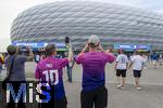 09.07.2024, Fussball UEFA EURO 2024, Halbfinale, Spanien - Frankreich, in der Mnchner-Fussball-Arena. Reger Andrang auf der Esplanade am Eingangsbereich. Zwei Deutschland-Fans fotografieren das Stadion.
