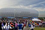 09.07.2024, Fussball UEFA EURO 2024, Halbfinale, Spanien - Frankreich, in der Mnchner-Fussball-Arena. Reger Andrang auf der Esplanade am Eingangsbereich. 
