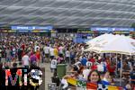 09.07.2024, Fussball UEFA EURO 2024, Halbfinale, Spanien - Frankreich, in der Mnchner-Fussball-Arena. Reger Andrang auf der Esplanade am Eingangsbereich.
