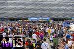 09.07.2024, Fussball UEFA EURO 2024, Halbfinale, Spanien - Frankreich, in der Mnchner-Fussball-Arena. Reger Andrang auf der Esplanade am Eingangsbereich.
