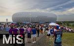 09.07.2024, Fussball UEFA EURO 2024, Halbfinale, Spanien - Frankreich, in der Mnchner-Fussball-Arena. Reger Andrang auf der Esplanade, auch die Bierbnke der Imbiss-Stationen sind voll besetzt.
