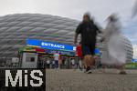 09.07.2024, Fussball UEFA EURO 2024, Halbfinale, Spanien - Frankreich, in der Mnchner-Fussball-Arena. Reger Andrang auf der Esplanade am Eingangsbereich. 
 