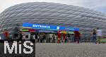 09.07.2024, Fussball UEFA EURO 2024, Halbfinale, Spanien - Frankreich, in der Mnchner-Fussball-Arena. Reger Andrang auf der Esplanade am Eingangsbereich. 
 