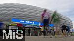 09.07.2024, Fussball UEFA EURO 2024, Halbfinale, Spanien - Frankreich, in der Mnchner-Fussball-Arena. Reger Andrang auf der Esplanade am Eingangsbereich. 
 