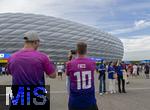 09.07.2024, Fussball UEFA EURO 2024, Halbfinale, Spanien - Frankreich, in der Mnchner-Fussball-Arena. Reger Andrang auf der Esplanade am Eingangsbereich. Zwei Deutschland-Fans fotografieren das Stadion.
