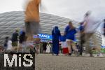 09.07.2024, Fussball UEFA EURO 2024, Halbfinale, Spanien - Frankreich, in der Mnchner-Fussball-Arena. Reger Andrang auf der Esplanade am Eingangsbereich. 
 