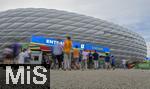 09.07.2024, Fussball UEFA EURO 2024, Halbfinale, Spanien - Frankreich, in der Mnchner-Fussball-Arena. Reger Andrang auf der Esplanade am Eingangsbereich. 
 