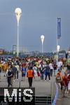 09.07.2024, Fussball UEFA EURO 2024, Halbfinale, Spanien - Frankreich, in der Mnchner-Fussball-Arena. Reger Andrang auf der Esplanade am Eingangsbereich. 
 