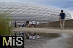 09.07.2024, Fussball UEFA EURO 2024, Halbfinale, Spanien - Frankreich, in der Mnchner-Fussball-Arena. Reger Andrang auf der Esplanade am Eingangsbereich. Die Fans spiegeln sich in einer Pftze
