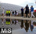 09.07.2024, Fussball UEFA EURO 2024, Halbfinale, Spanien - Frankreich, in der Mnchner-Fussball-Arena. Reger Andrang auf der Esplanade am Eingangsbereich. Die Fans spiegeln sich in einer Pftze
