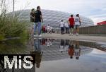 09.07.2024, Fussball UEFA EURO 2024, Halbfinale, Spanien - Frankreich, in der Mnchner-Fussball-Arena. Reger Andrang auf der Esplanade am Eingangsbereich. Die Fans spiegeln sich in einer Pftze
