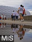 09.07.2024, Fussball UEFA EURO 2024, Halbfinale, Spanien - Frankreich, in der Mnchner-Fussball-Arena. Reger Andrang auf der Esplanade am Eingangsbereich. Die Fans spiegeln sich in einer Pftze
