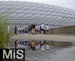 09.07.2024, Fussball UEFA EURO 2024, Halbfinale, Spanien - Frankreich, in der Mnchner-Fussball-Arena. Reger Andrang auf der Esplanade am Eingangsbereich. Die Fans spiegeln sich in einer Pftze
