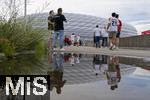 09.07.2024, Fussball UEFA EURO 2024, Halbfinale, Spanien - Frankreich, in der Mnchner-Fussball-Arena. Reger Andrang auf der Esplanade am Eingangsbereich. Die Fans spiegeln sich in einer Pftze
