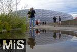 09.07.2024, Fussball UEFA EURO 2024, Halbfinale, Spanien - Frankreich, in der Mnchner-Fussball-Arena. Reger Andrang auf der Esplanade am Eingangsbereich. Die Fans spiegeln sich in einer Pftze
