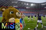 09.07.2024, Fussball UEFA EURO 2024, Halbfinale, Spanien - Frankreich, in der Mnchner-Fussball-Arena. Maskottchen Albrt bei den Spieler von Frankreich die sich gerade Aufwrmen.
