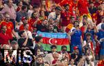 09.07.2024, Fussball UEFA EURO 2024, Halbfinale, Spanien - Frankreich, in der Mnchner-Fussball-Arena. Unter den Fans eine Flagge von Aserbaidschan 
