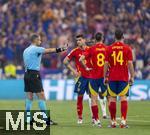 09.07.2024, Fussball UEFA EURO 2024, Halbfinale, Spanien - Frankreich, in der Mnchner-Fussball-Arena. li: Schiedsrichter Slavko Vincic (SVN).  Alvaro Morata (Spanien), Fabian (Spanien), Aymeric Laporte (Spanien) 
