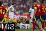 09.07.2024, Fussball UEFA EURO 2024, Halbfinale, Spanien - Frankreich, in der Mnchner-Fussball-Arena. Adrien Rabiot (Frankreich) wird verletzt am Boden behandelt 
