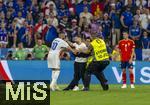 09.07.2024, Fussball UEFA EURO 2024, Halbfinale, Spanien - Frankreich, in der Mnchner-Fussball-Arena. Flitzer rennt zu Kylian Mbappe (Frankreich) um ein Selfie zu machen. Ordner zerren ihn weg 