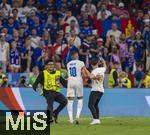 09.07.2024, Fussball UEFA EURO 2024, Halbfinale, Spanien - Frankreich, in der Mnchner-Fussball-Arena. Flitzer rennt zu Kylian Mbappe (mitte, Frankreich) um ein Selfie zu machen. Ein Ordner kommt dazu 
