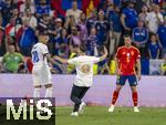 09.07.2024, Fussball UEFA EURO 2024, Halbfinale, Spanien - Frankreich, in der Mnchner-Fussball-Arena. Flitzer rennt zu Kylian Mbappe (li, Frankreich) um ein Selfie zu machen.
