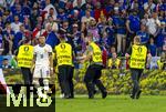 09.07.2024, Fussball UEFA EURO 2024, Halbfinale, Spanien - Frankreich, in der Mnchner-Fussball-Arena. Flitzer rennt zu Kylian Mbappe (Frankreich) um ein Selfie zu machen. Ordner zerren ihn weg 