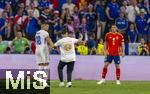 09.07.2024, Fussball UEFA EURO 2024, Halbfinale, Spanien - Frankreich, in der Mnchner-Fussball-Arena. Flitzer rennt zu Kylian Mbappe (li, Frankreich) um ein Selfie zu machen.
