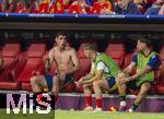 09.07.2024, Fussball UEFA EURO 2024, Halbfinale, Spanien - Frankreich, in der Mnchner-Fussball-Arena. Alvaro Morata (li, Spanien) mit nacktem Oberkrper auf der Bank 
