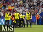 09.07.2024, Fussball UEFA EURO 2024, Halbfinale, Spanien - Frankreich, in der Mnchner-Fussball-Arena. Ordner rennen einem Flitzer auf dem Platz hinterher und stellen ihn mit 8 Mann 
