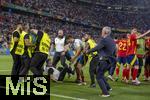 09.07.2024, Fussball UEFA EURO 2024, Halbfinale, Spanien - Frankreich, in der Mnchner-Fussball-Arena. Ein Ordner auf der Jagd nach einem Flitzer grtscht gegen die Beine von Alvaro Morata (Spanien) der sich leicht verletzt.
