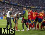 09.07.2024, Fussball UEFA EURO 2024, Halbfinale, Spanien - Frankreich, in der Mnchner-Fussball-Arena. Ein Ordner auf der Jagd nach einem Flitzer grtscht gegen die Beine von Alvaro Morata (2.v.li, Spanien) der sich leicht verletzt. Der Ordner kmmert sich dann um ihn.
