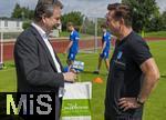 11.07.2024, Fussball 2. Bundesliga 2024/2025, 1.FC Magdeburg im Sommertrainingslager in Bad Wrishofen im Unterallgu, v.li: Brgermeister von Bad Wrishofen Stefan Welzel berreicht dem Trainer Christian Titz (Magdeburg) zum Abschied ein Geschenkpaket mit regionalen Produkten. (Hier Pfarrer Kneipp als Playmobil-Figur)