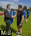 11.07.2024, Fussball 2. Bundesliga 2024/2025, 1.FC Magdeburg im Sommertrainingslager in Bad Wrishofen im Unterallgu, v.li: Brgermeister von Bad Wrishofen Stefan Welzel und Trainer Christian Titz (Magdeburg) mit Geschenk zum Abschied, ein Trikot mit den Unterschriften der Spieler. 