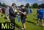 11.07.2024, Fussball 2. Bundesliga 2024/2025, 1.FC Magdeburg im Sommertrainingslager in Bad Wrishofen im Unterallgu, v.li: Brgermeister von Bad Wrishofen Stefan Welzel und Trainer Christian Titz (Magdeburg) mit Geschenk zum Abschied, ein Trikot mit den Unterschriften der Spieler. 