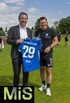 11.07.2024, Fussball 2. Bundesliga 2024/2025, 1.FC Magdeburg im Sommertrainingslager in Bad Wrishofen im Unterallgu, v.li: Brgermeister von Bad Wrishofen Stefan Welzel und Trainer Christian Titz (Magdeburg) mit Geschenk zum Abschied, ein Trikot mit den Unterschriften der Spieler, vom scheidenden Spieler Conde