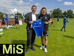 11.07.2024, Fussball 2. Bundesliga 2024/2025, 1.FC Magdeburg im Sommertrainingslager in Bad Wrishofen im Unterallgu, v.li: Brgermeister von Bad Wrishofen Stefan Welzel und Trainer Christian Titz (Magdeburg) mit Geschenk zum Abschied, ein Trikot mit den Unterschriften der Spieler. 