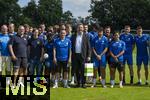 11.07.2024, Fussball 2. Bundesliga 2024/2025, 1.FC Magdeburg im Sommertrainingslager in Bad Wrishofen im Unterallgu, Brgermeister von Bad Wrishofen Stefan Welzel (8.v.re) stellt sich zum Abschied zu einem Gruppenfoto mit Spielern und Fans zusammen. 