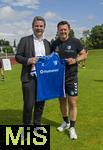 11.07.2024, Fussball 2. Bundesliga 2024/2025, 1.FC Magdeburg im Sommertrainingslager in Bad Wrishofen im Unterallgu, v.li: Brgermeister von Bad Wrishofen Stefan Welzel und Trainer Christian Titz (Magdeburg) mit Geschenk zum Abschied, ein Trikot mit den Unterschriften der Spieler. 