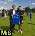 11.07.2024, Fussball 2. Bundesliga 2024/2025, 1.FC Magdeburg im Sommertrainingslager in Bad Wrishofen im Unterallgu, v.li: Brgermeister von Bad Wrishofen Stefan Welzel und Trainer Christian Titz (Magdeburg) mit Geschenk zum Abschied, ein Trikot mit den Unterschriften der Spieler. 