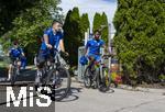 11.07.2024, Fussball 2. Bundesliga 2024/2025, 1.FC Magdeburg im Sommertrainingslager in Bad Wrishofen im Unterallgu,  Die Mannschaft kommt mit Fahrrdern am Trainingsplatz an, re: Daniel Heber (Magdeburg)