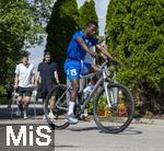 11.07.2024, Fussball 2. Bundesliga 2024/2025, 1.FC Magdeburg im Sommertrainingslager in Bad Wrishofen im Unterallgu,  Die Mannschaft kommt mit Fahrrdern am Trainingsplatz an, Lubambo Musonda (Magdeburg)