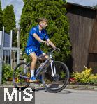 11.07.2024, Fussball 2. Bundesliga 2024/2025, 1.FC Magdeburg im Sommertrainingslager in Bad Wrishofen im Unterallgu,  Die Mannschaft kommt mit Fahrrdern am Trainingsplatz an, Philipp Hercher (Magdeburg).