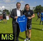 11.07.2024, Fussball 2. Bundesliga 2024/2025, 1.FC Magdeburg im Sommertrainingslager in Bad Wrishofen im Unterallgu, v.li: Brgermeister von Bad Wrishofen Stefan Welzel und Trainer Christian Titz (Magdeburg) mit Geschenk zum Abschied, ein Trikot mit den Unterschriften der Spieler. 