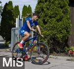 11.07.2024, Fussball 2. Bundesliga 2024/2025, 1.FC Magdeburg im Sommertrainingslager in Bad Wrishofen im Unterallgu,  Die Mannschaft kommt mit Fahrrdern am Trainingsplatz an, Eldin Dzogovic (Magdeburg)