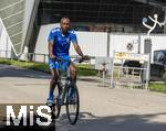 11.07.2024, Fussball 2. Bundesliga 2024/2025, 1.FC Magdeburg im Sommertrainingslager in Bad Wrishofen im Unterallgu,  Die Mannschaft kommt mit Fahrrdern am Trainingsplatz an, Silas Gnaka (Magdeburg)