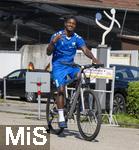 11.07.2024, Fussball 2. Bundesliga 2024/2025, 1.FC Magdeburg im Sommertrainingslager in Bad Wrishofen im Unterallgu,  Die Mannschaft kommt mit Fahrrdern am Trainingsplatz an, Bryan Teixeira (Magdeburg)