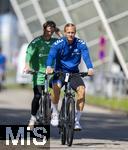 11.07.2024, Fussball 2. Bundesliga 2024/2025, 1.FC Magdeburg im Sommertrainingslager in Bad Wrishofen im Unterallgu, Training im Stadion am unteren Hart. Torwart Noah Kruth (1. FC Magdeburg) und Torwart Dominik Reimann (1. FC Magdeburg) kommen auf dem Rad zum Training.